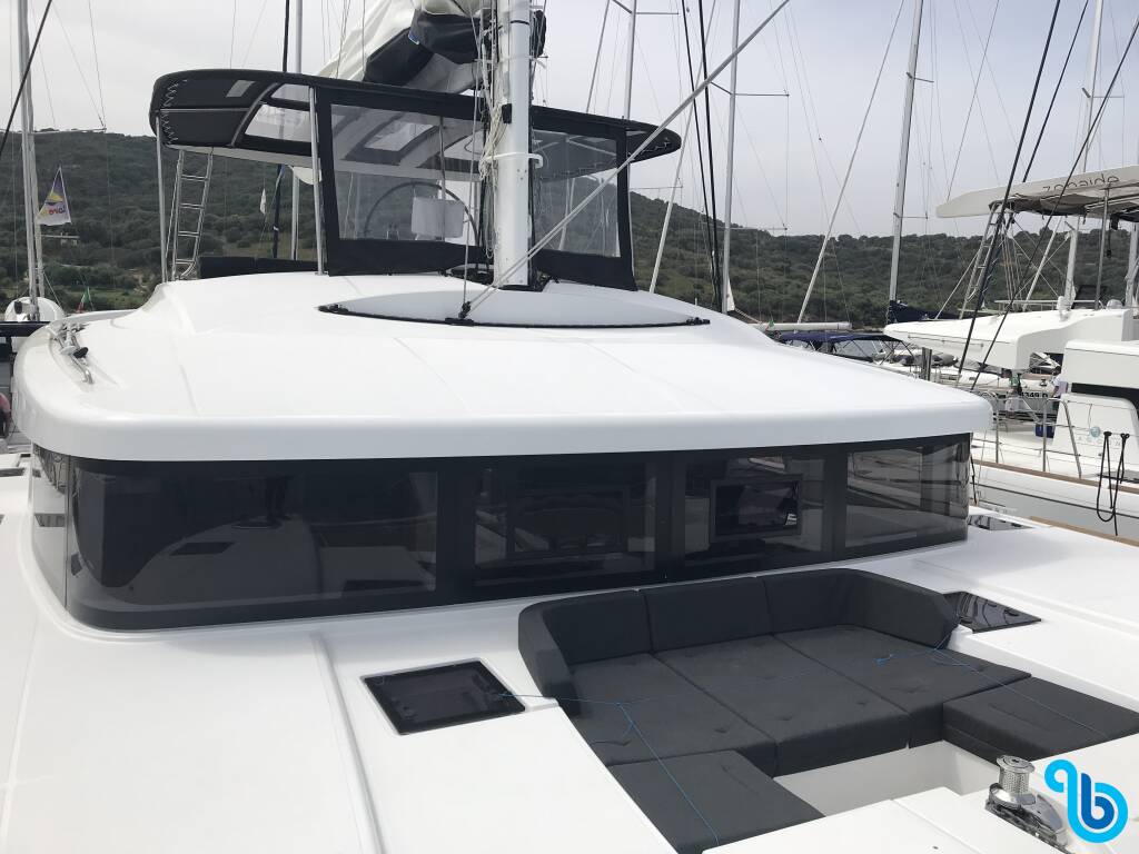 Lagoon 52F , Dugongo II (SXM) (A/C, WM, Generator, Inverter, Tender Lift)