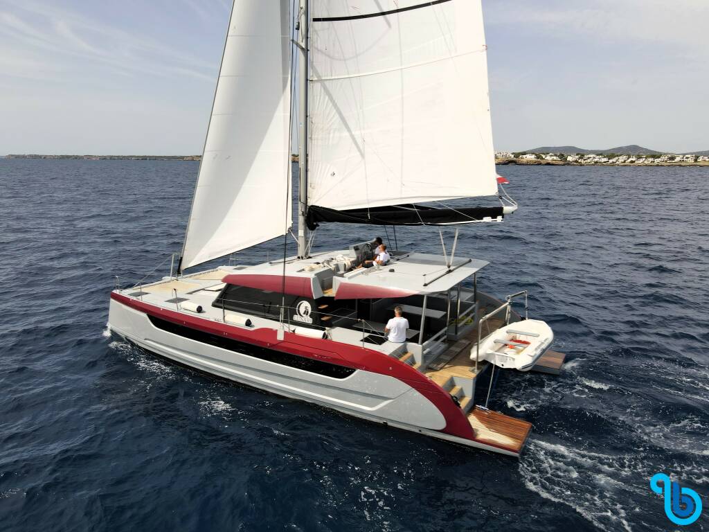 Luna 49, Katamaran Red