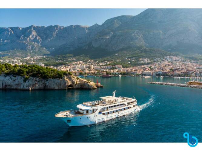 Luxury Motor Yacht | Diamond