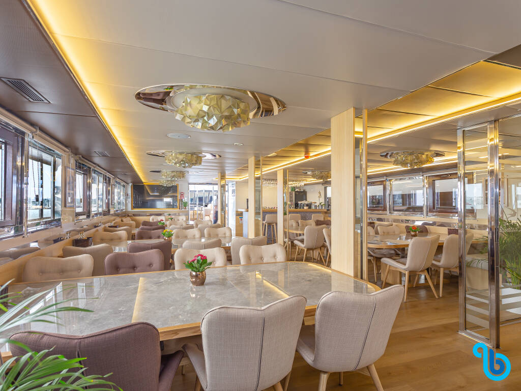 Luxury Motor Yacht, Lastavica