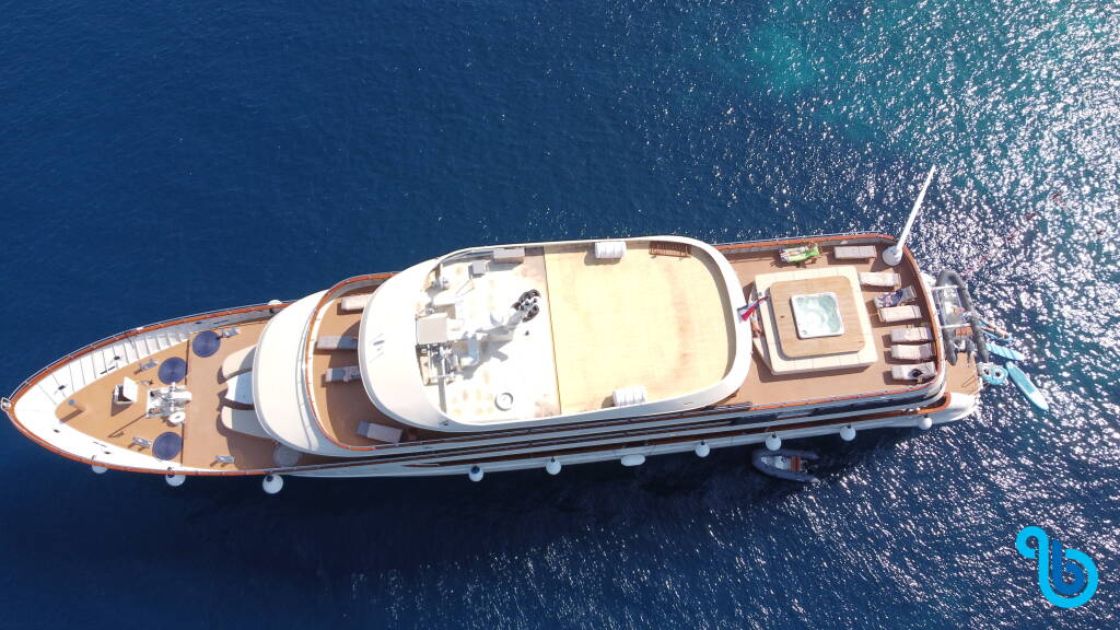 Luxury Motor Yacht, Lastavica