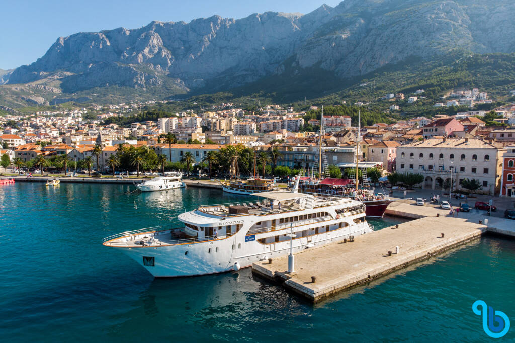 Luxury Motor Yacht, Diamond