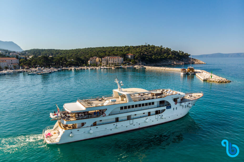 Luxury Motor Yacht, Diamond