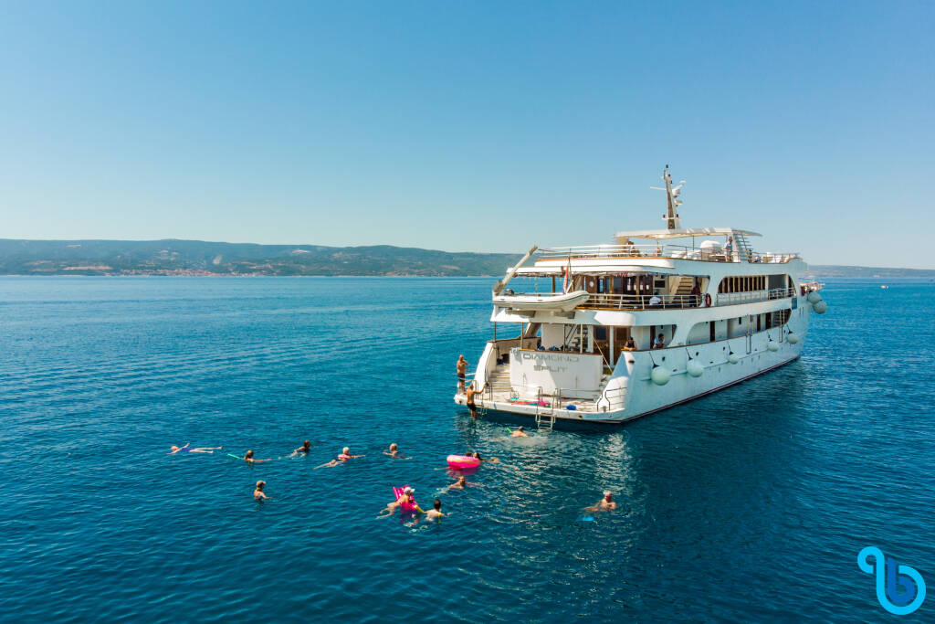 Luxury Motor Yacht, Diamond