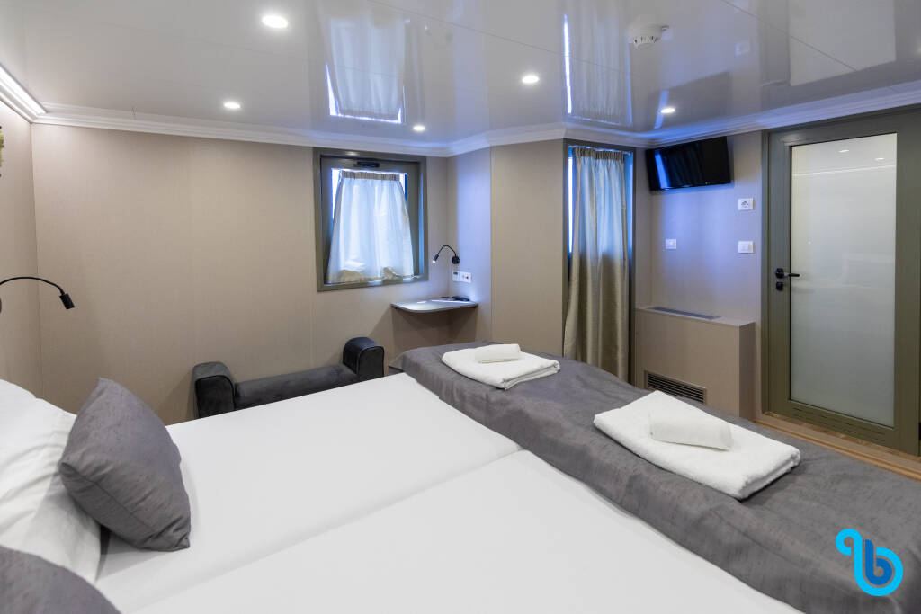 Luxury Motor Yacht, Premier