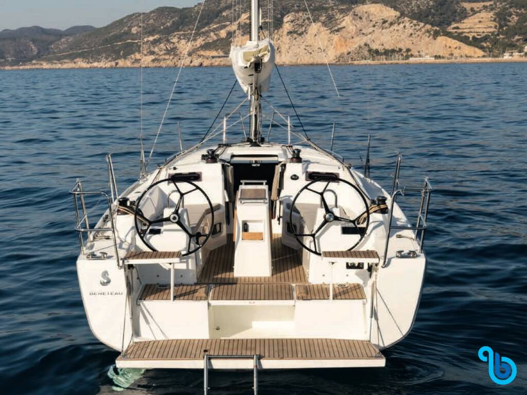 Oceanis 34.1, Pluto - Comfort line