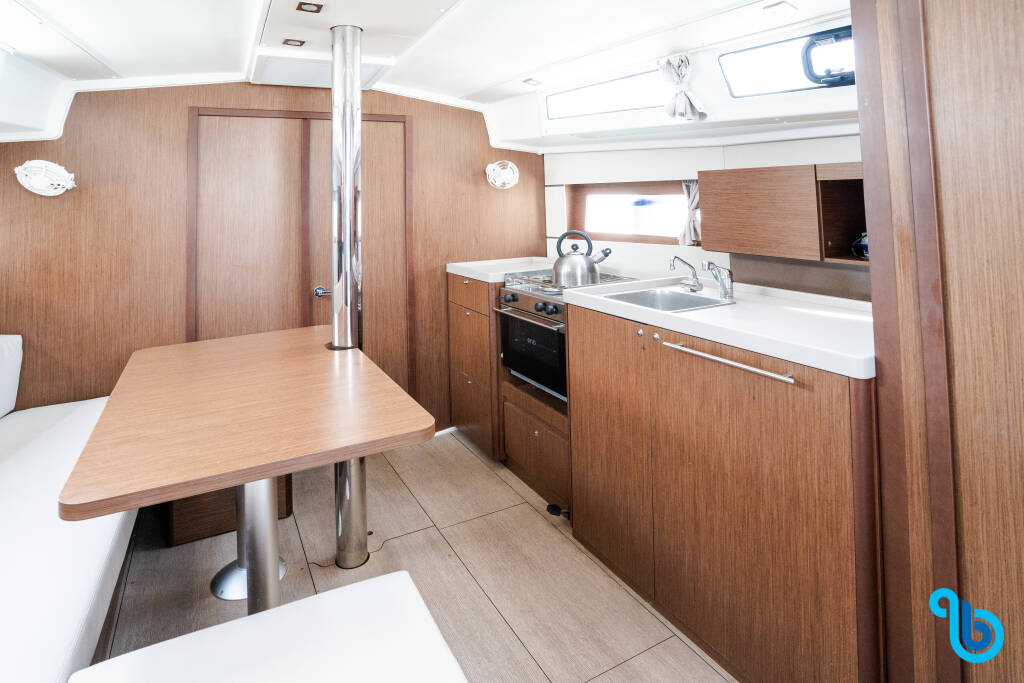 Oceanis 38.1, Meli - Comfort line