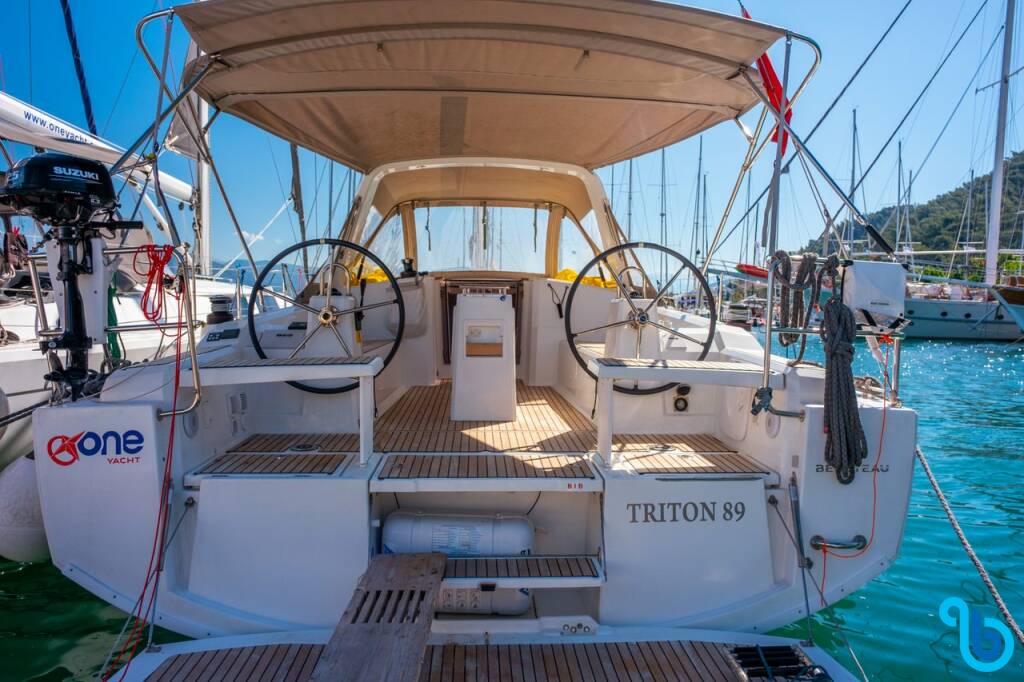 Oceanis 38.1, Triton 89