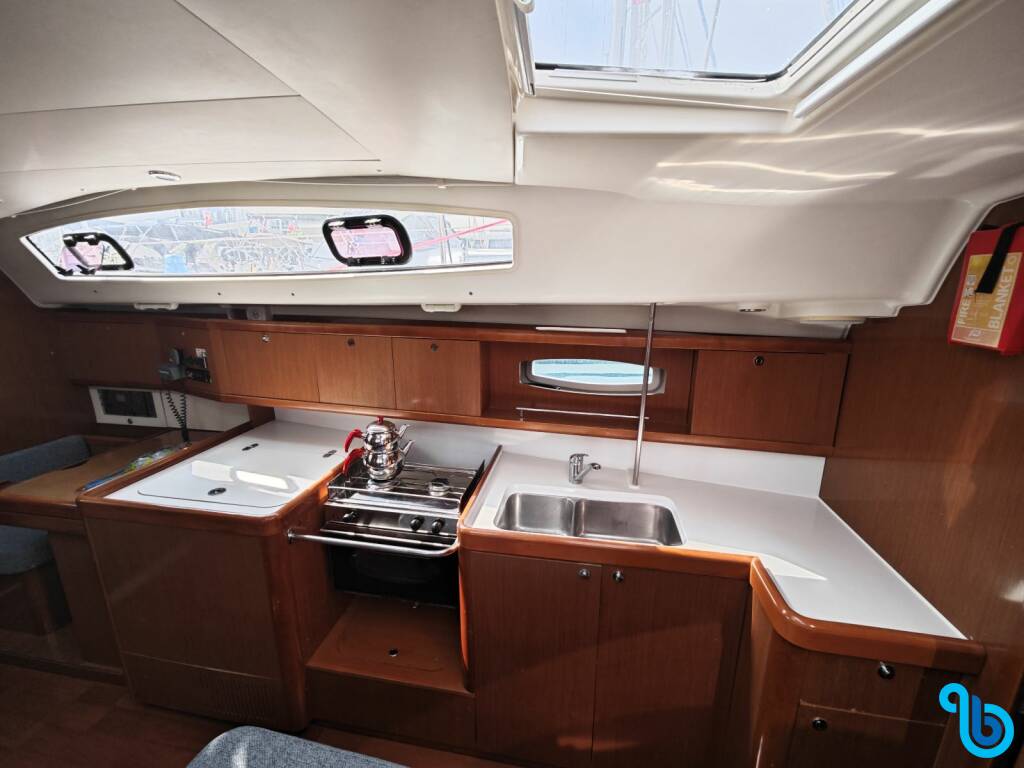 Oceanis 40, Violet