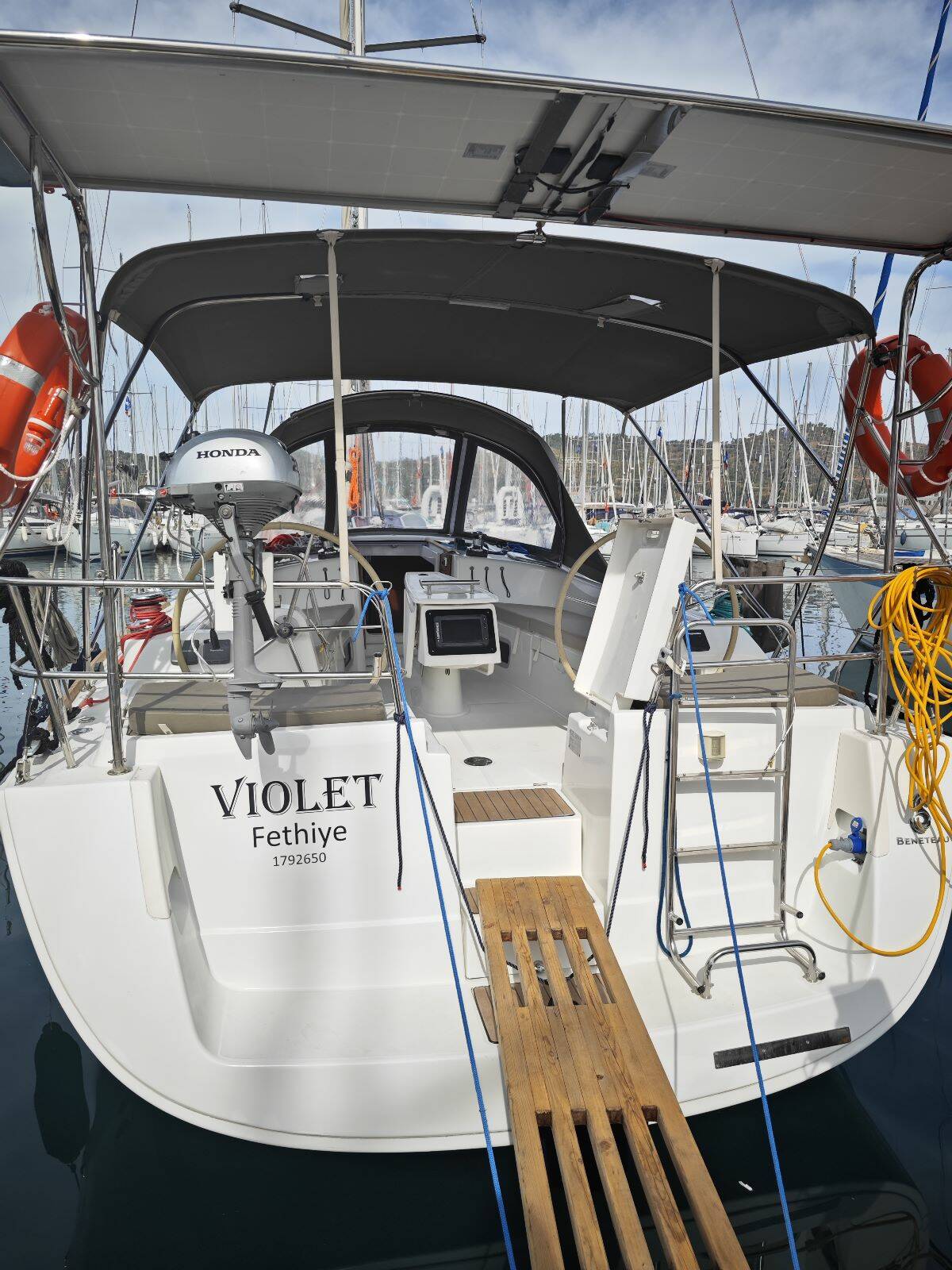 Oceanis 40, Violet