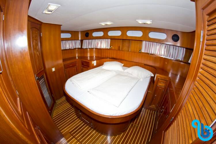 Staryacht 1670, Holiday