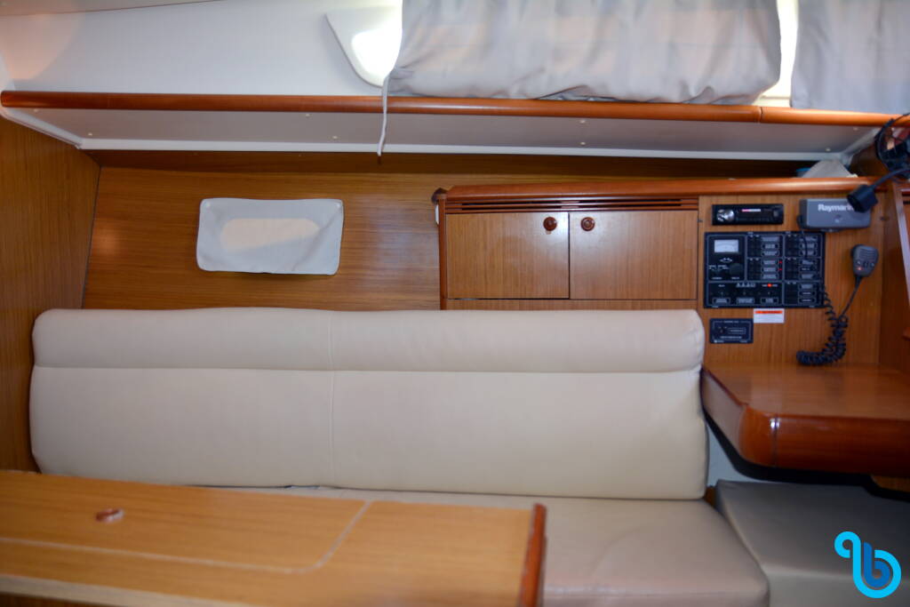 Sun Odyssey 32i, Charoula