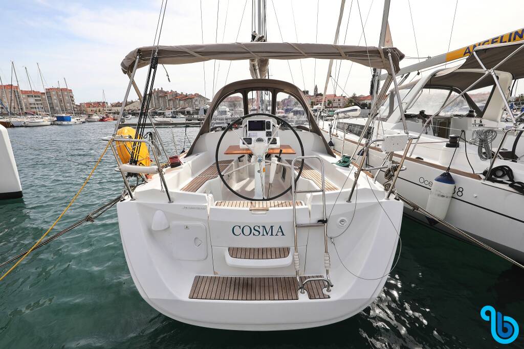 Sun Odyssey 33i, Cosma