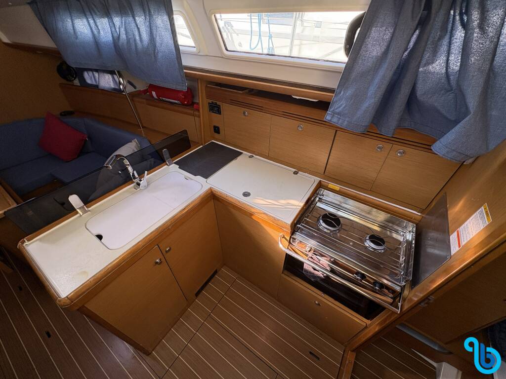 Sun Odyssey 36i, Sail Mira