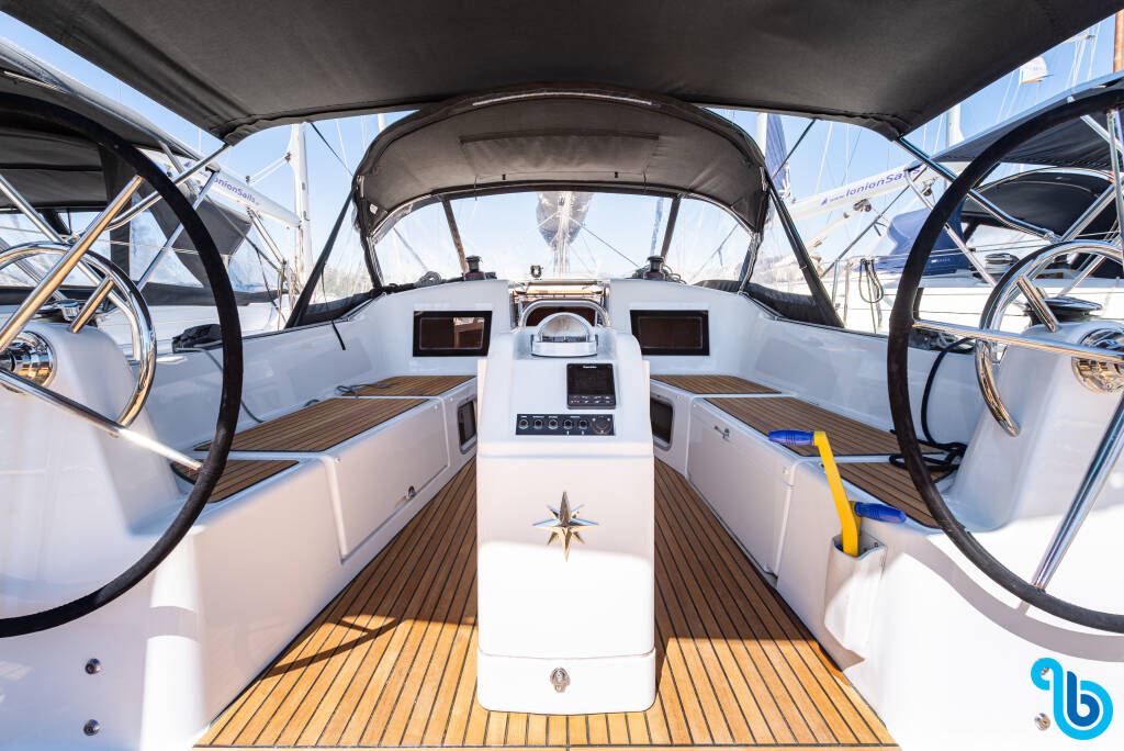 Sun Odyssey 410, Martha  - Bow - Solar & A/C