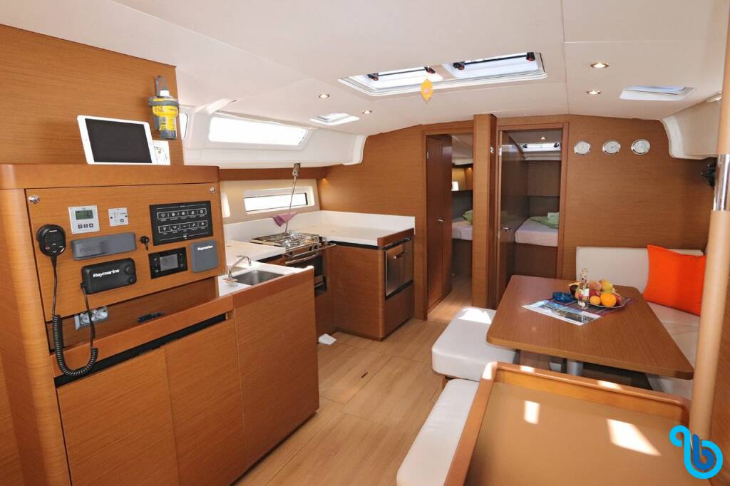 Sun Odyssey 490, Avra