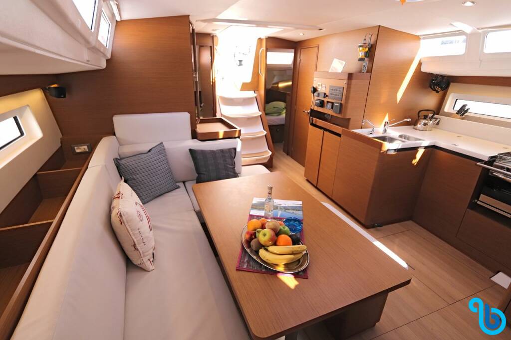 Sun Odyssey 490, Avra