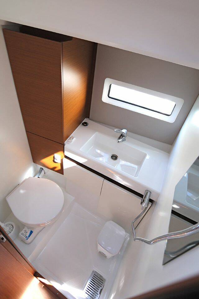 Sun Odyssey 490, Avra